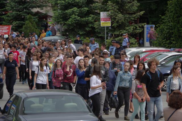 Peste 1.000 de elevi, cadre didactice, voluntari au participat joi la acțiunea „Fii conștient, nu dependent”