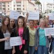 Tinerii au venit la marş cu pancarte, pe care erau scrise diferite mesaje