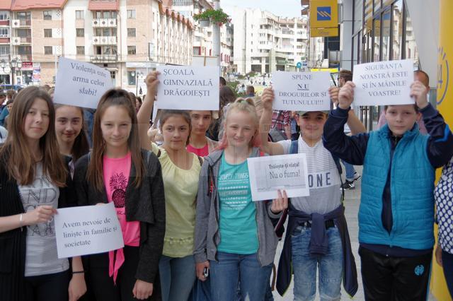 Tinerii au venit la marş cu pancarte, pe care erau scrise diferite mesaje