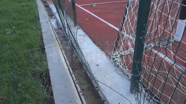 Gardul care împrejmuieşte terenul de minifotbal s-a rupt în spatele porţilor