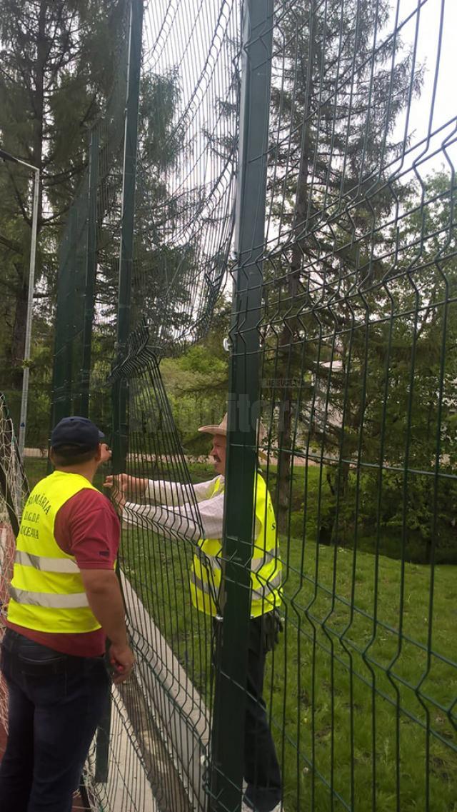 Joi, muncitorii Primăriei Suceava reparau gardul