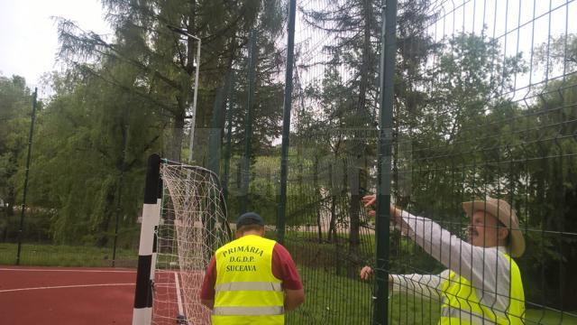 Gardul de la terenul de sport din Zona de Agrement Tătăraşi s-a rupt la numai o lună de la inaugurare
