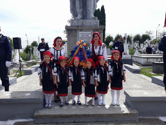 Ziua Eroilor, marcată de autorităţile sucevene la Monumentul Eroilor din cimitirul Pacea