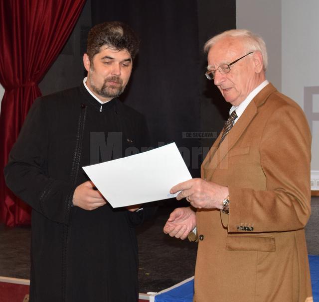 Radu Bercea primeşte diploma de recunoştinţă