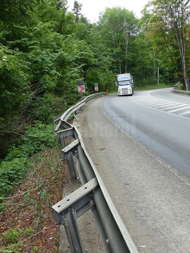 Drumul pe care se moare cel mai mult în accidente, înţesat de parapete de protecţie distruse