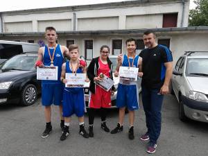 Pugiliştii suceveni medaliaţi la concursul de la Roman, alături de antrenorul Andu Vornicu