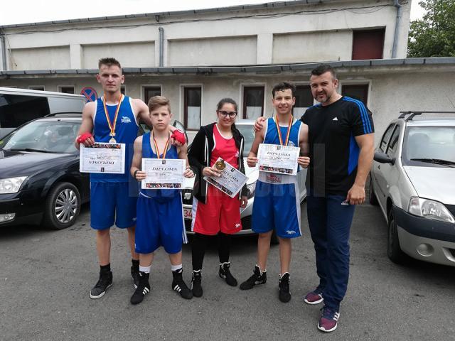 Pugiliştii suceveni medaliaţi la concursul de la Roman, alături de antrenorul Andu Vornicu