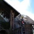 Incendiu puternic și explozii la recipiente inflamabile, într-o casă din Burdujeni