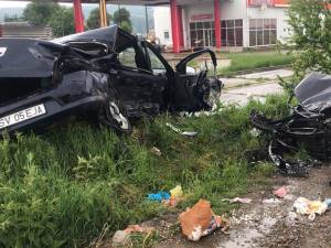 Autoturismul Dacia Logan, lovit violent din lateral, este cel în care s-au aflat cei doi bătrâni care au murit