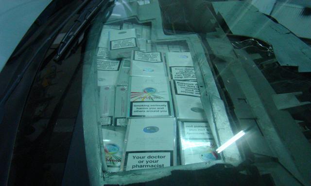 Microbuz Renault confiscat în PTF Siret pentru transport ilegal de țigări