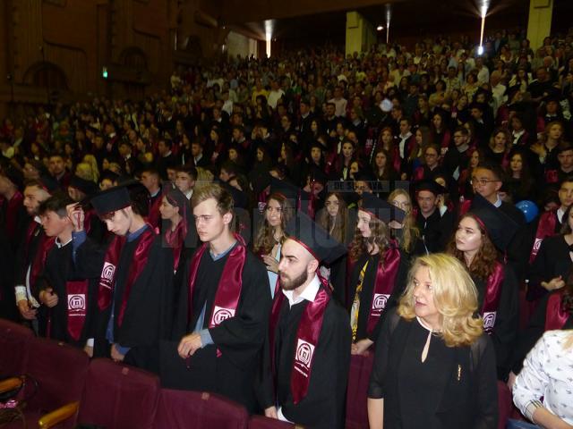 Cei 279 de absolvenţi împreuna cu părinţii s-au adunat, joi, în cadrul cursului festiv de absolvire