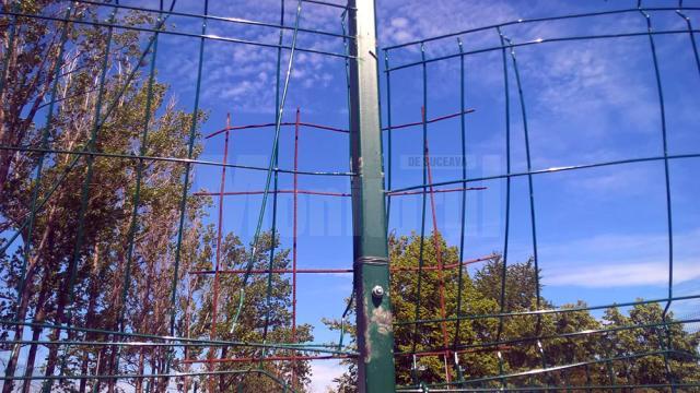 Muncitorii de la Direcţia Domeniului Public din cadrul Primăriei Suceava s-au folosit de o plasă de sârmă ruginită pentru a cârpi gardul