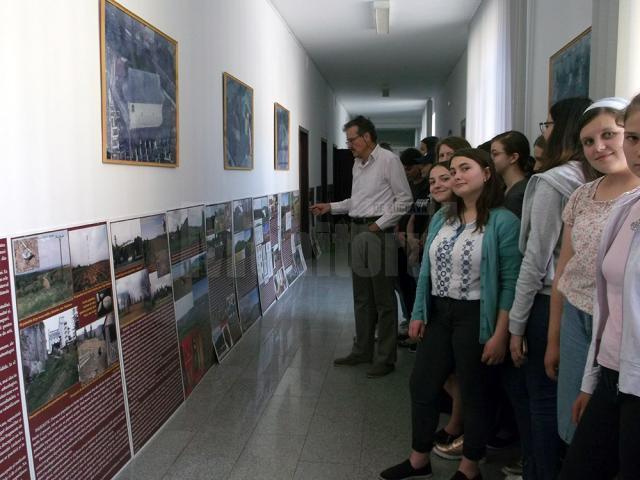 Dr. Mugur Andronic a vernisat  expoziția la Colegiul Naţional „Mihai Eminescu” din Suceava