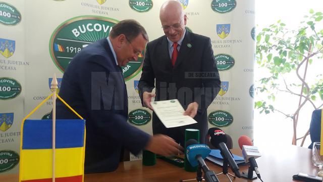 Distincţia Meritul Bucovinei, acordată de preşedintele CJ Gheorghe Flutur, ES Cord Meier Klodt, ambasadorul Germaniei în România