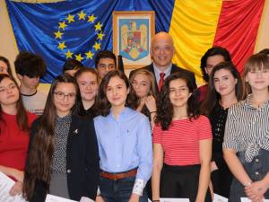 Ambasadorul Germaniei în mijlocul elevilor răsplătiţi cu diplome