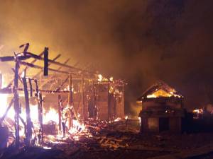Incendiul izbucnit în toiul nopţii a făcut pagube mari în gospodăria din Zamostea