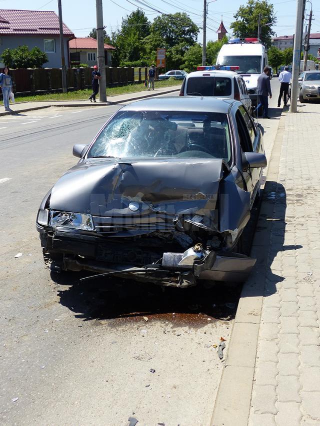 Accidentul a avut loc după ce şoferul Opelului a pătruns pe contrasens, izbind autoturismul VW În urma impactului, trei persoane din autoturismul Opel au fost rănite