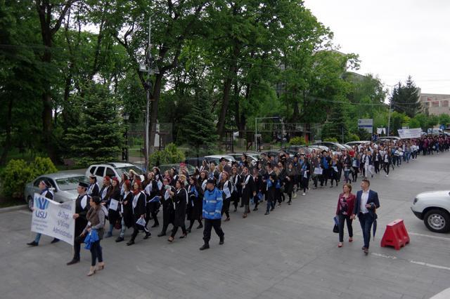 Marşul absolvenţilor USV, urmat de un concert Smiley, joi, la Suceava