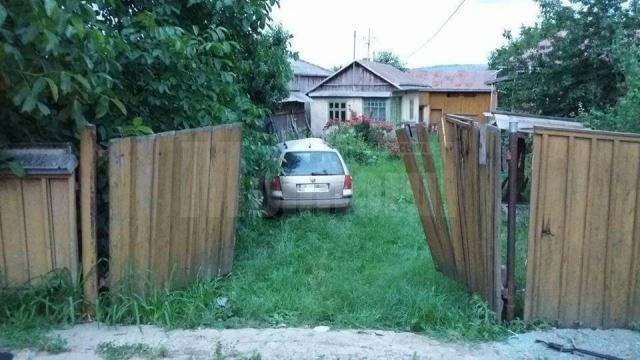 Un șofer beat a intrat cu mașina într-un stâlp și în curtea unei case Foto Ionel Curcan
