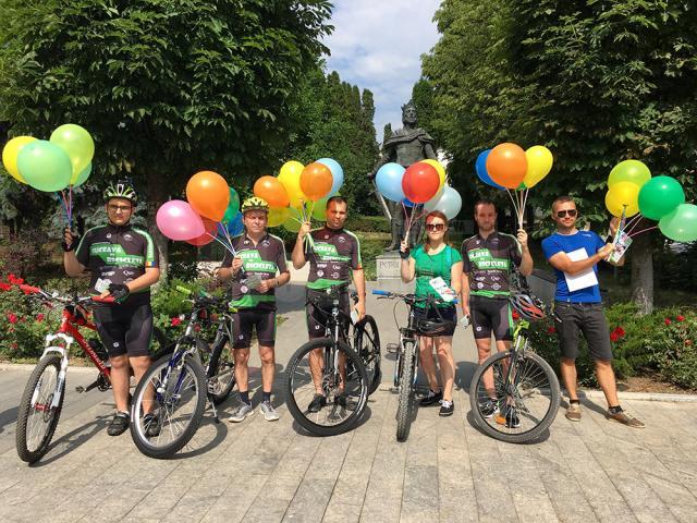 Membrii Asociației sportive „Suceava pe bicicletă’’ au oferit baloane colorate și sfaturi micilor biciclişti, de 1 Iunie