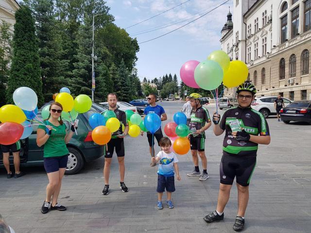 Bicicliştii au împărțit baloane colorate, în centrul Sucevei