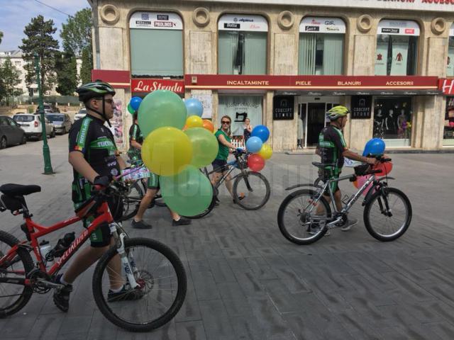 Bicicliştii au împărțit baloane colorate, în centrul Sucevei