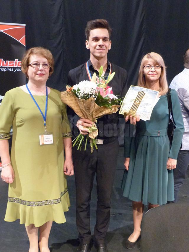 Câştigătorul Lirei de Aur, Cornelius Zirbo din Bucureşti, în mijlocul organizatorilor festivalului naţional de la Suceava