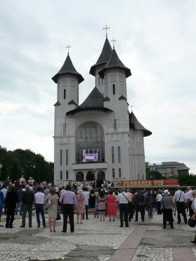 Peste 3.000 de credincioşi au participat la slujba de sfinţire a Catedralei „Învierea Domnului”