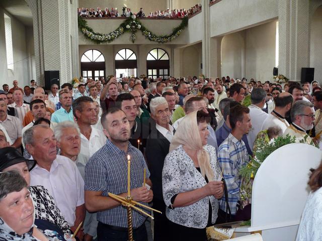 Mii de credincioşi au participat la slujba de sfinţire a Catedralei „Învierea Domnului”
