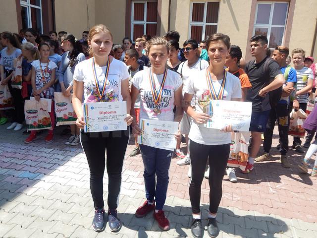Peste 200 de elevi au participat, la Liteni, la concursul de atletism „Viitorii Campioni”