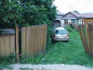 Un șofer beat a intrat cu mașina într-un stâlp și în curtea unei case. Foto Ionel Curcan