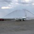 Avionul companiei turceşti, care a aterizat la Suceava pentru a prelua turiştii către Bodrum, „a fost botezat” cu jeturile de apă, aruncate de două maşini de pompieri