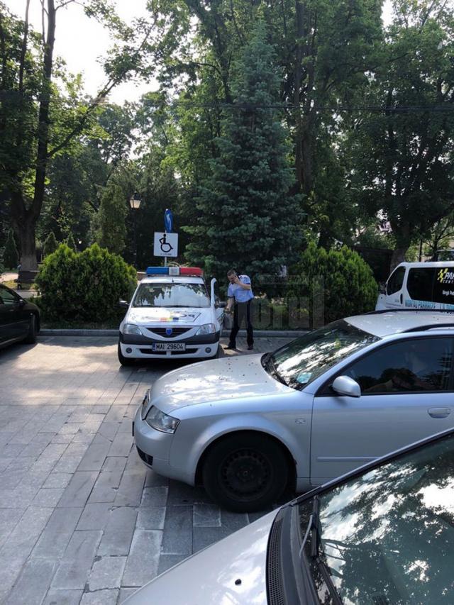 Un poliţist a parcat pe cele două locuri pentru persoane cu handicap, în centrul Sucevei