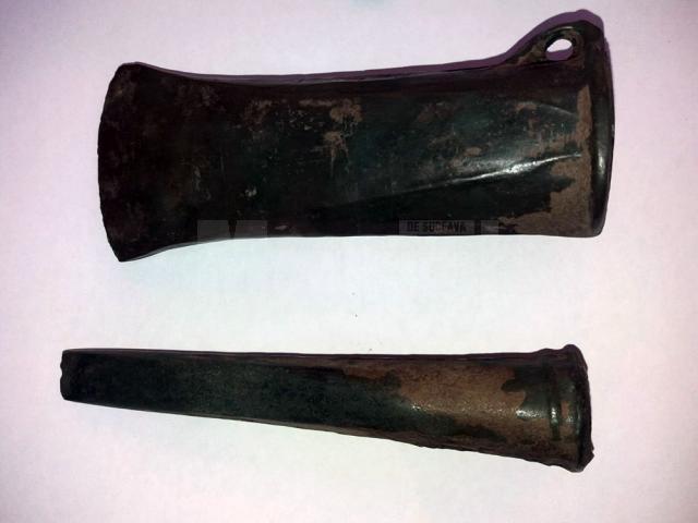 Topor din bronz, descoperit în urma detectării și predat Muzeului de Istorie