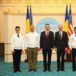 Trei tineri din țară, felicitaţi de către ministrul  Apărării Naționale, Mihai Fifor, și ambasadorul Statelor Unite ale Americii la București, Hans Klemm
