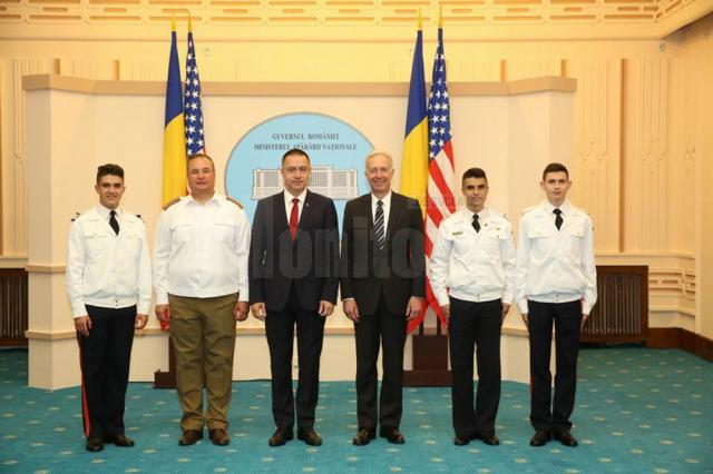 Trei tineri din țară, felicitaţi de către ministrul  Apărării Naționale, Mihai Fifor, și ambasadorul Statelor Unite ale Americii la București, Hans Klemm