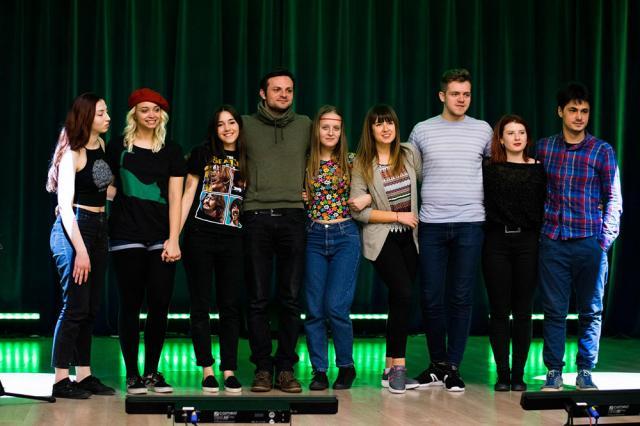 Actorii cu care Cosmin Panainte a oferit publicului „Pisica verde”. Foto: Vlad Fegher