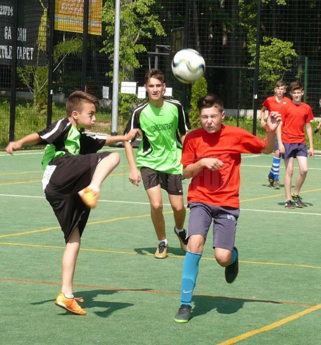 Zeci de copii au participat la turneul de fotbal organizat de Protopopiatul Fălticeni