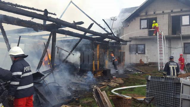 Incendiu puternic la o gospodărie din Horodnic de Sus