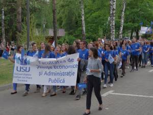 Marşul Absolvenţilor USV a cucerit străzile oraşului