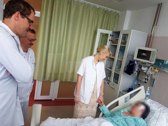 Dr. von Lehe, dr. Buzdugan și dr. Ana Miron, în vizită la pacienta căreia în ziua precedentă i-a fost operat focarul de epilepsie din creier