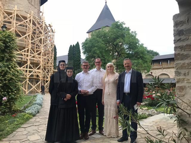 Dr. Wellmer, dr. von Nehe, dr. Ana Miron și dr. Buzdugan, cu maici de la Mânăstirea Dragomirna