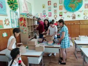 Peste 1.000 de cărţi în limba română, oferite copiilor de la Şcoala Populară de Artă şi Civilizaţie Românească „Ciprian Porumbescu” din Cernăuţi