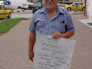 Antrenorul Toader Flămând a protestat în centrul Sucevei