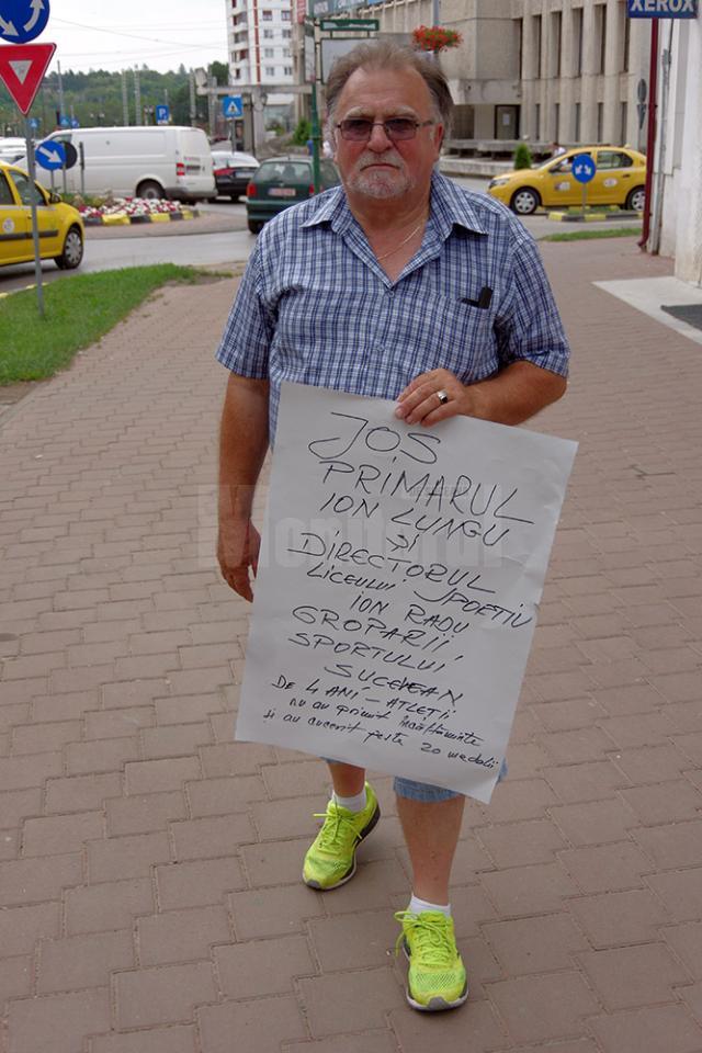 Antrenorul Toader Flămând a protestat în centrul Sucevei