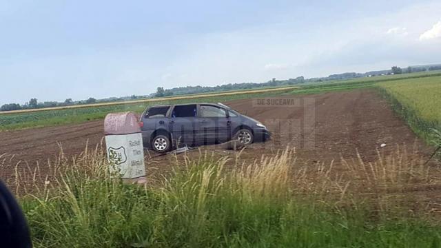 Șoferul a ieşit cu maşina în decor, pe un teren agricol, după ce în prealabil a „ratat” o curbă