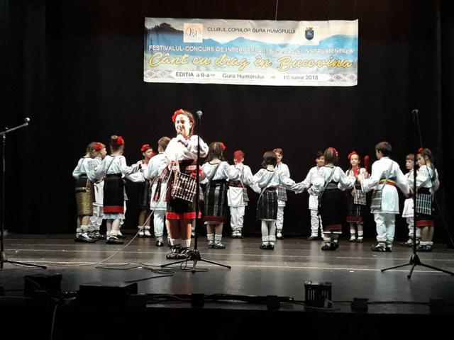 70 de elevi au participat la a doua ediţie a Festivalului judeţean „Cânt cu drag în Bucovina!”, la Gura Humorului