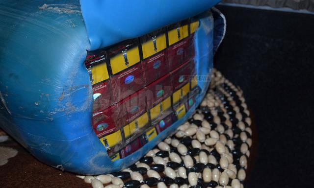 Țigări de aproape 80.000 de euro ascunse în caroseria unui microbuz, descoperite de polițiștii de frontieră suceveni