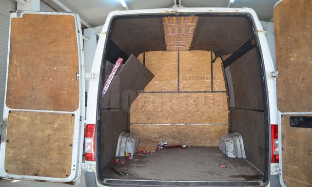 Țigări de aproape 80.000 de euro ascunse în caroseria unui microbuz, descoperite de polițiștii de frontieră suceveni
