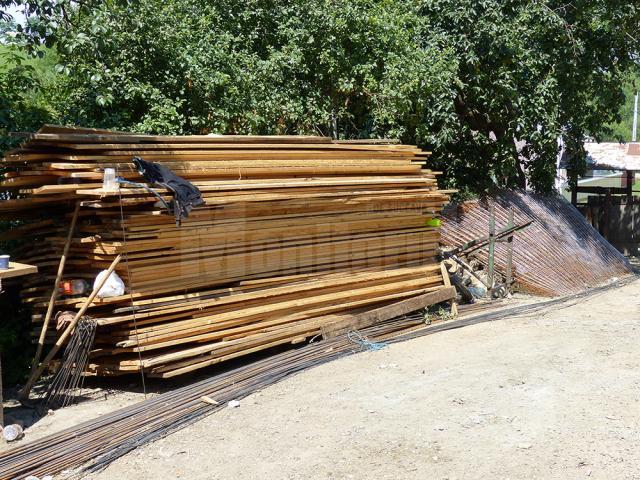 Fierul beton şi lemnul pentru cofraje au fost aduse, însă aşteaptă să fie folosite la ridicarea casei
